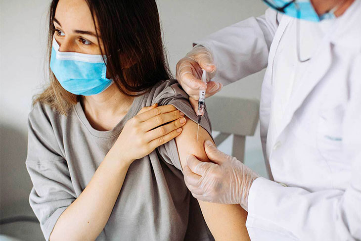 Вакцинацию от COVID-19 внесли в список профилактических прививок для детей от 12 до 17 лет 