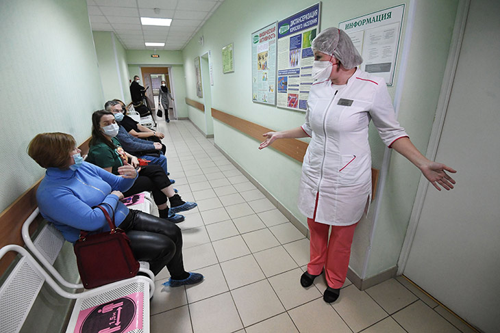Может ли врач не принять пациента с температурой, если его рабочий день закончился?